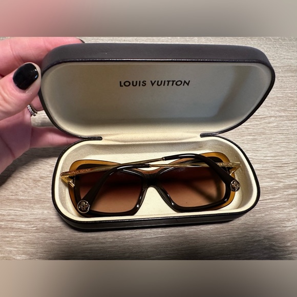 💯PRICE IS FIRM! LOUIS VUITTON POPPY BROWN SUNNIES - COMES WITH HARD CASE - Picture 3 of 16